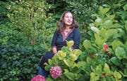 Elisabeth Fahrni im Garten ihres Vaters in Zürich. Umgeben von der Natur fühlt sie sich wohl. (Bild: Andrea Stalder)