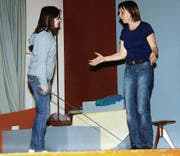 Erwachsene und Kinder üben mit grossem Engagement fürs Märchentheater «Der Teufel mit den drei goldenen Haaren». (Bilder: Livia Büchler)