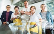 In der Küche im Begegnungszentrum Viva: Marcelle Bertschi, Roland Aeschbacher und Bernadette Aeschbacher vom Kochteam. Umrahmt werden sie von Urban Kaiser, Amtsleiter Alter und Gesundheit, und Sonja Winkler, Betriebsgruppe Kurz-Dorf-Träff. (Bild: Andrea Stalder)