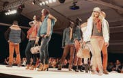 Die Models präsentierten auf dem Laufsteg in der Tennishalle modische Neuheiten und begeisterten damit das Publikum. (Bild: meg.)