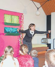 Bettina Leibundgut begrüsst die Zuschauer. (Bild: Christoph Heer)