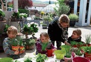 Nachwuchsförderung: Jacqueline Rutishauser hilft den Kindern beim Gestalten der Blechbüchsen. (Bild: Christine Luley)