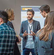 Studierende und Vertreter von Thurgauer Unternehmen tauschen sich am Sprungbrett-Event aus. (Bild: Reto Martin)