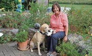 Lehrerin Erika Schmidhauser mit ihrem Hund Amigo. (Bild: Monika Wick)