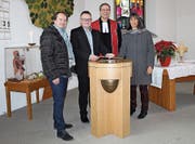 Schreiner Michael Schreiber, Kirchenpräsident Holger Stiegler, Pfarrer Timo Garthe mit Ehefrau Manuela Garthe. (Bild: Manuela Olgiati)