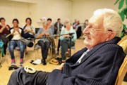 Georg Smits erzählte aus seinem Leben und brachte die Besucher der Lesenacht zum Lachen. (Bild: Max Eichenberger)