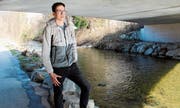 Hier unter der Murgbrücke in Sirnach ist die Hochwassergefahr besonders gross, sagt Lars Kühne. Da Fluss und Ebene gleich hoch sind, kommt es schnell zu Überschwemmungen. (Bild: Tim Frei)
