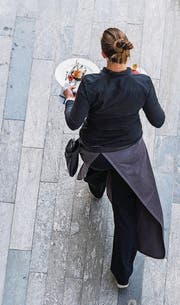 Im Gastgewerbe arbeiten viele Ausländerinnen und Ausländer. (Bild: ky/Christian Beutler)