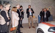 Mitglieder des Quartiervereins Huben besichtigen unter der Leitung von Kapo-Mediensprecher Matthias Graf das Polizeikommando. (Bild:PD)