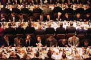 Das Gesellschaftsmahl der Konstabler besteht aus einer Salzisse, Weissbrot und Wein, dazu wird Salat und Senf gegeben: Bechtelistag 2007. (Archivbild: Nana do Carmo)
