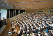 Der Höchstansatz für ein Stipendium an einer Universität soll auf 16 000 Franken pro Jahr erhöht werden. (Bild: Gaetan Bally/KEY)