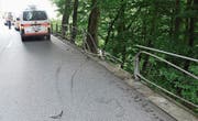Über diese Stützmauer ist das Fahrzeug hinuntergestürzt. Die Insassen wurden leicht verletzt. (Bilder: Kapo)
