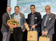 Freuen sich für die boomende Holzbaubranche: Regierungsrat Walter Schönholzer, OK-Präsident Toni Horat, Holzbauingenieur Rico Kaufmann und Holzbauarchitekt Hermann Kaufmann. (Bild: PD)