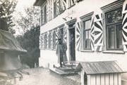 Hoher Besuch in Herisau: Oberstdivisionär Emil Sonderegger unter der Tür seines Hauses «Schlössli Steinegg» beim Verabschieden von General Wille, um 1920. (Bild: Museum Herisau)