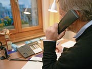 Neun Stunden dauern die Nachtdienste, welche der freiwillige Mitarbeiter aus dem Toggenburg mehrmals pro Monat bei Telefon 143 in St. Gallen leistet. (Bild: Reto Martin)