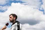 Der Schweizer Nationalspieler Admir Mehmedi stellt sich einen Tag nach dem 1:1 gegen Rumänien einem Interview. (Bild: JEAN-CHRISTOPHE BOTT (KEYSTONE))