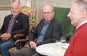 Der Bergretter Bruno Jelk und St. Galler Regierungspräsident Fredy Fässler mit Moderator Roland P. Poschung (von links). (Bild: Christof Lampart)