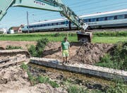 Der Guntershauser Baggerführer Roger Pfleghart kann derzeit vor seiner Haustüre arbeiten. (Bild: Kurt Lichtensteiger)