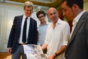 Stadtpräsident Anders Stokholm, Stadtbaumeister Christof Helbling, «Hochparterre»-Redaktor Axel Simon und Stadtrat Urs Müller freuen sich über das druckfrische Themenheft. (Bild: Mathias Frei)