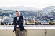 Ausblick über die ganze Stadt: Daniel Lehmann auf dem Hochhausdach des Gymnasiums Friedberg. (Bild: Mareycke Frehner)