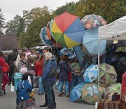 Am Warenmarkt an der Bahnhofstrasse wird den Besuchern ein breitgefächertes Angebot präsentiert.