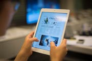 Immer mehr Menschen konsumieren News elektronisch - die Verlage sind diesbezüglich stark gefordert. (Bild: Benjamin Manser)