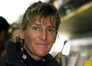 Die Schweizer Bergfuehrerin Evelyne Binsack, aufgenommen kurz vor dem Abflug nach Nepal auf dem Flughafen Zuerich Kloten am Samstag 31.Marz 2001. In Nepal will sie sich einer neuseelaendischen Himalaja-Expedition anschliessen. Ziel der zweimonatigen Expedition ist es, den mit 8848 hoechsten Berg der Erde ueber die Nordroute zu besteigen. Evelyne Binsack will als erste Schweizerin aufs "Dach der Welt". Robert Boesch, einer der erfahrensten Alpin-Fotografen der Welt, will Evelyne fotografisch begleiten. (KEYSTONE/Walter Bieri) ===ELECTRONIC IMAGE === (Bild: WALTER BIERI (KEYSTONE))