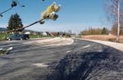 Der Parkplatz des Anstosses: Kritiker beanstanden unter anderem, dass die Platanen gefällt und die Parkbuchten zu eng angeordnet wurden. (Bild: Gudrun Enders)