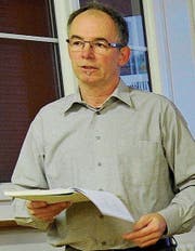 Pfleger Bruno Holzknecht erläutert das Budget. (Bild: Rudolf Steiner)