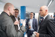 Alain Berset (rechts) mit Ostschweiz-Ressortleiter Andri Rostetter, dem publizistischen Leiter Pascal Hollenstein und Blattmacher Jürg Ackermann. (Bild: Ralph Ribi (Ralph Ribi))