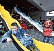 Die Riesenrutschbahnen sind vom Sommerer Kindermaskenball nicht mehr wegzudenken – und wer rutscht, ist eine leichte Beute (Bild: .)