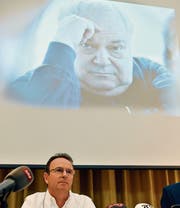 Missbrauchsopfer Markus Zangger vor einer Projektion Jürg Jegges. (Bild: Walter Bieri/KEY (4. April 2017))