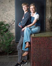 Der Jungfilmer Jurek Edel und seine Mutter, Fotokünstlerin und Theaterfotografin Tine Edel. (Bild: Ralph Ribi)