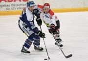 René Stüssi von den Pikes EHC Oberthurgau (blau) liefert sich ein Duell mit dem Frauenfelder Michel Grolimund. (Bild: Mario Gaccioli)