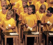 Zum Schluss trommelten die Musikanten mit Löffeln und Joghurtbechern einen Walzer. (Bild: Barbara Hettich)