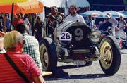 Den Oldtimern gelten die bewundernden Blicke der Seefest-Besucherinnen und -Besucher. (Bilder: Fritz Heinze)