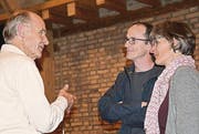 Hartwig Volbehr im Gespräch mit Res und Dodo Hofmann. (Bild: Werner Lenzin)