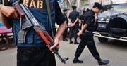 Eine umstrittene Spezialeinheit aus Bangladesh will in Europa modernste Überwachungstechnik beschaffen. (Bild: ap/A.M. Ahad)