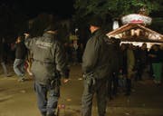 Das Sicherheitspersonal auf seiner Patrouille am diesjährigen Herbstjahrmarkt. Nicht alle Besucher feiern immer so friedlich. (Bild: Coralie Wenger)