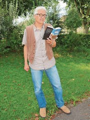 Daniel Badraun mit seinem neuen Buch. (Bild: Therese Schurter)