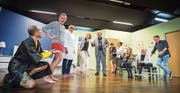 Das Ensemble des Theaters Münsterlingen bei der Probe. (Bild: Andrea Stalder)