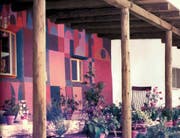 Das Girard-Haus in Santa Fe in einer historischen Aufnahme. Die Wandbilder sind typisch für den Architekten. (Bild: pd)