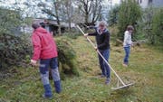 Die Lernenden zeigten vollen Einsatz vor dem Lokdepot bei der ÖBB-Unterführung. (Bild: PD)