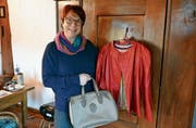 «Wybergant»-Organisatorin Kathlen Weber mit der Tasche und der Jacke, die sie gerne eintauschen möchte. (Bild: Monika Wick)