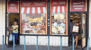 Verliessen den Osten, um ihr Glück im Westen zu finden: Kunden des Petrovsky Market (oben), die Journalistinnen Malvina Yakobi, Diane Glikman, Olga Ratnovsky (unten links/von links nach rechts) mit ihrer selbst gegründeten Zeitung «Philadelphia News» sowie Handwerker Gary Vulakh (unten rechts). (Bild: Fotos: Oliver Bilger (Philadelphia, 21. August 2017))