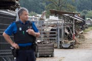 Polizeieinsatz auf dem Hof von Skandal-Züchter Ulrich K. (Bild: ENNIO LEANZA (KEYSTONE))