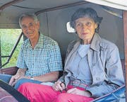 An ihrem letzten Arbeitstag wurden Ruedi und Anni Lieberherr mit einem Oldtimer zu Hause abgeholt und auf eine Reise geschickt. (Bild: pd)
