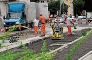 Sicherheitsmassnahme: Arbeiter errichten auf der Kradolfstrasse in Sulgen eine Fussgängerinsel. (Bild: Hannelore Bruderer)