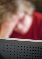 Insbesondere ältere Menschen, die sich mit Computern nicht so gut auskennen, sind in Gefahr, auf die Masche der Betrüger hereinzufallen. (Bild: Hannes Thalmann (St. Gallen, 5. Februar 2010))
