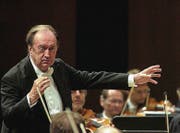 Austrian conductor Nikolaus Harnoncourt conducts the Vienna philharmonic Orchestra, during the Lucerne Festival, Saturday, September 6, 2006 in the Concert Hall of the Culture and Congresscenter KKL in Lucerne, Switzerland. (KEYSTONE/ Sigi Tischler) (Bild: SIGI TISCHLER (KEYSTONE))